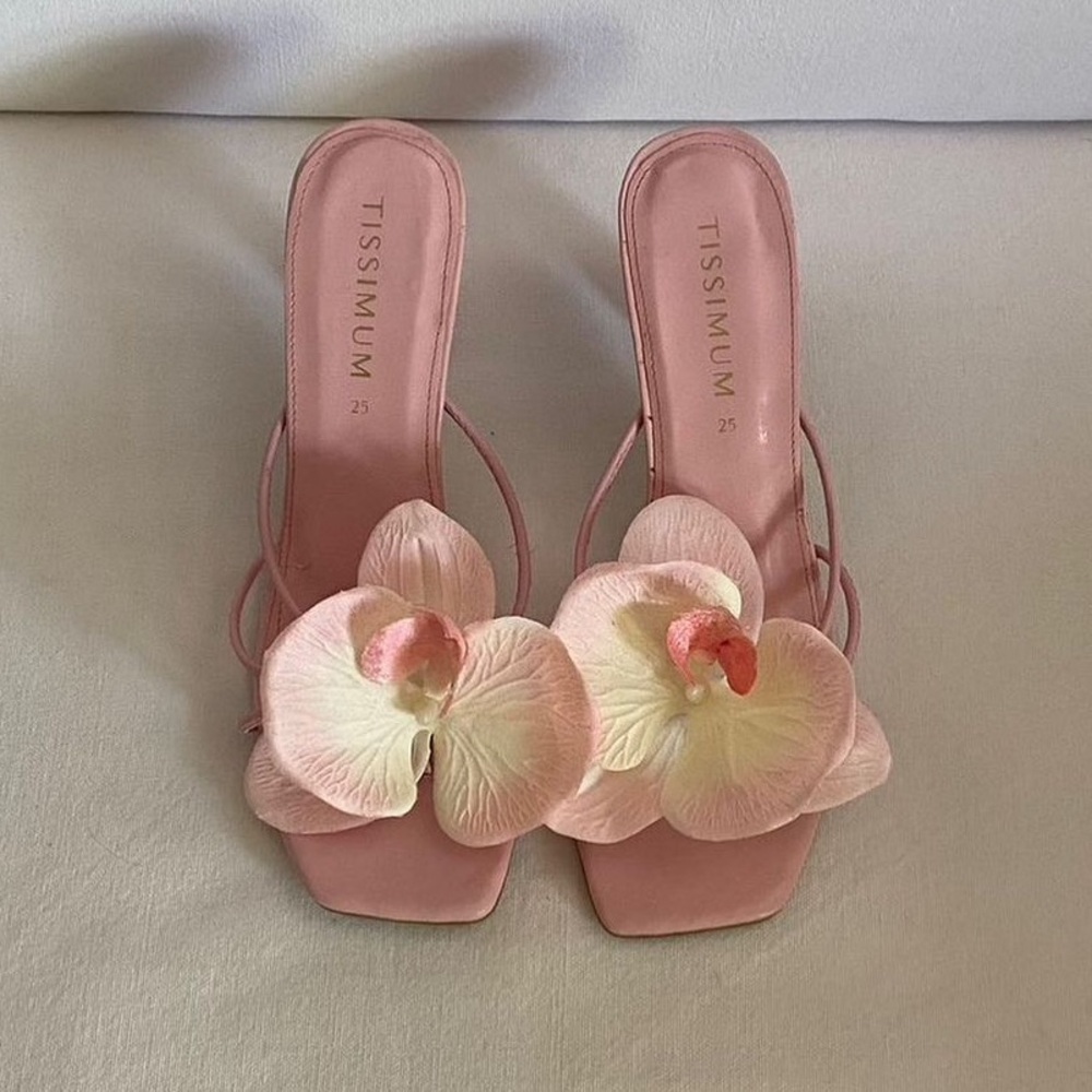 Tissimum Orchid Kitten Heels. US Size 6